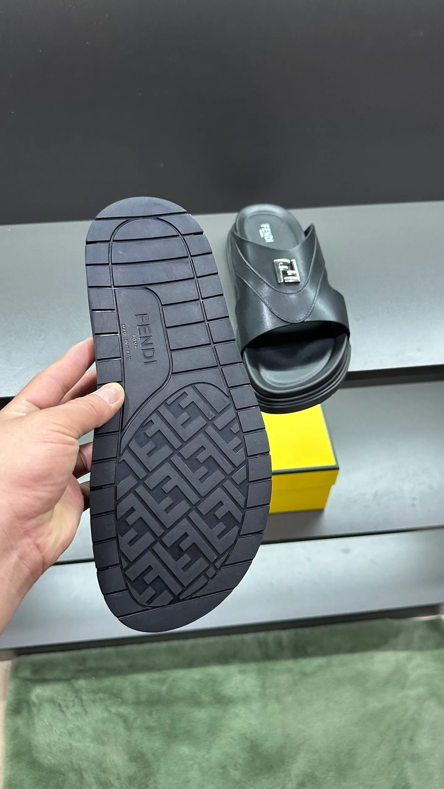 P300 [Fendi Slippers] High-end men's shoes brand, official website 1:1 latest masterpiece: original mold customization, fabrics made of imported original materials, upgraded outsole, lighter and non-slip. The market's top quality, simple yet tasteful, a must-have for fashionistas, fashionable at your feet, full of confidence, the same style at the counter 👍The season of summer slippers is here. Code: 38-45, 46 order